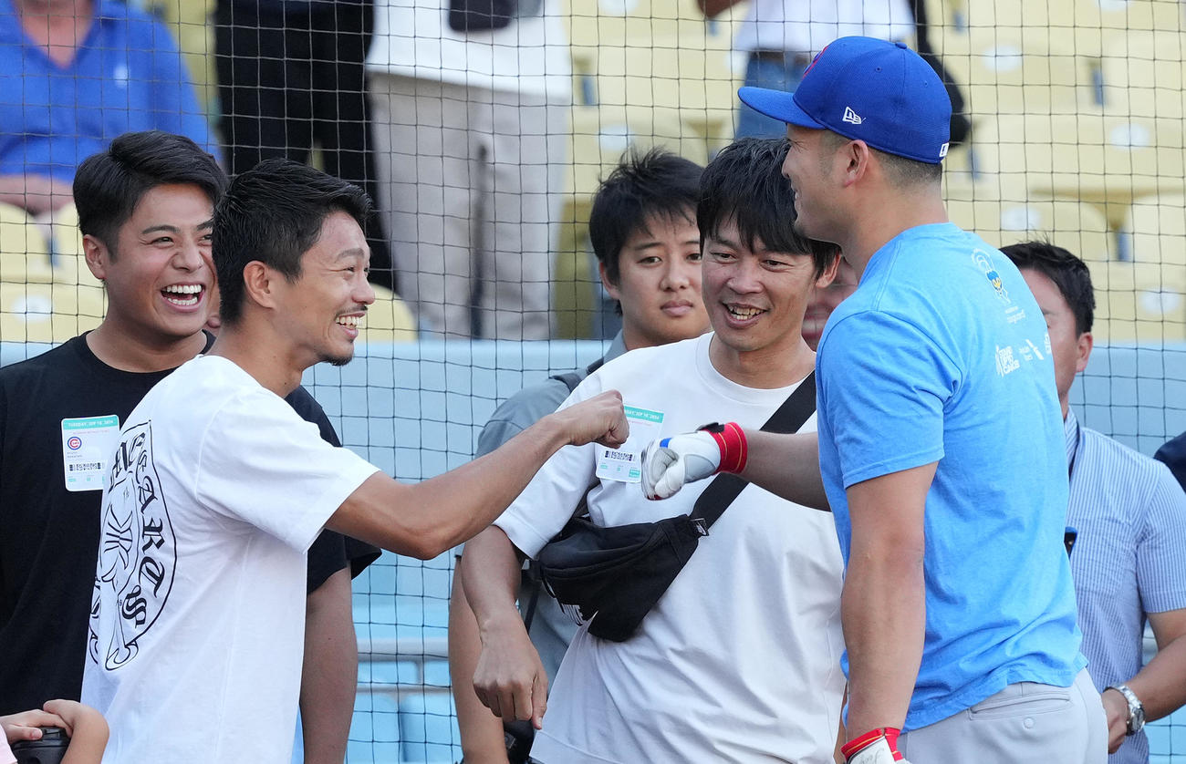 ドジャース対カブス　試合前、球場を訪れたボクシング世界チャンピオンの中谷（左から2人目）とタッチをするカブス鈴木（撮影・菅敏）
