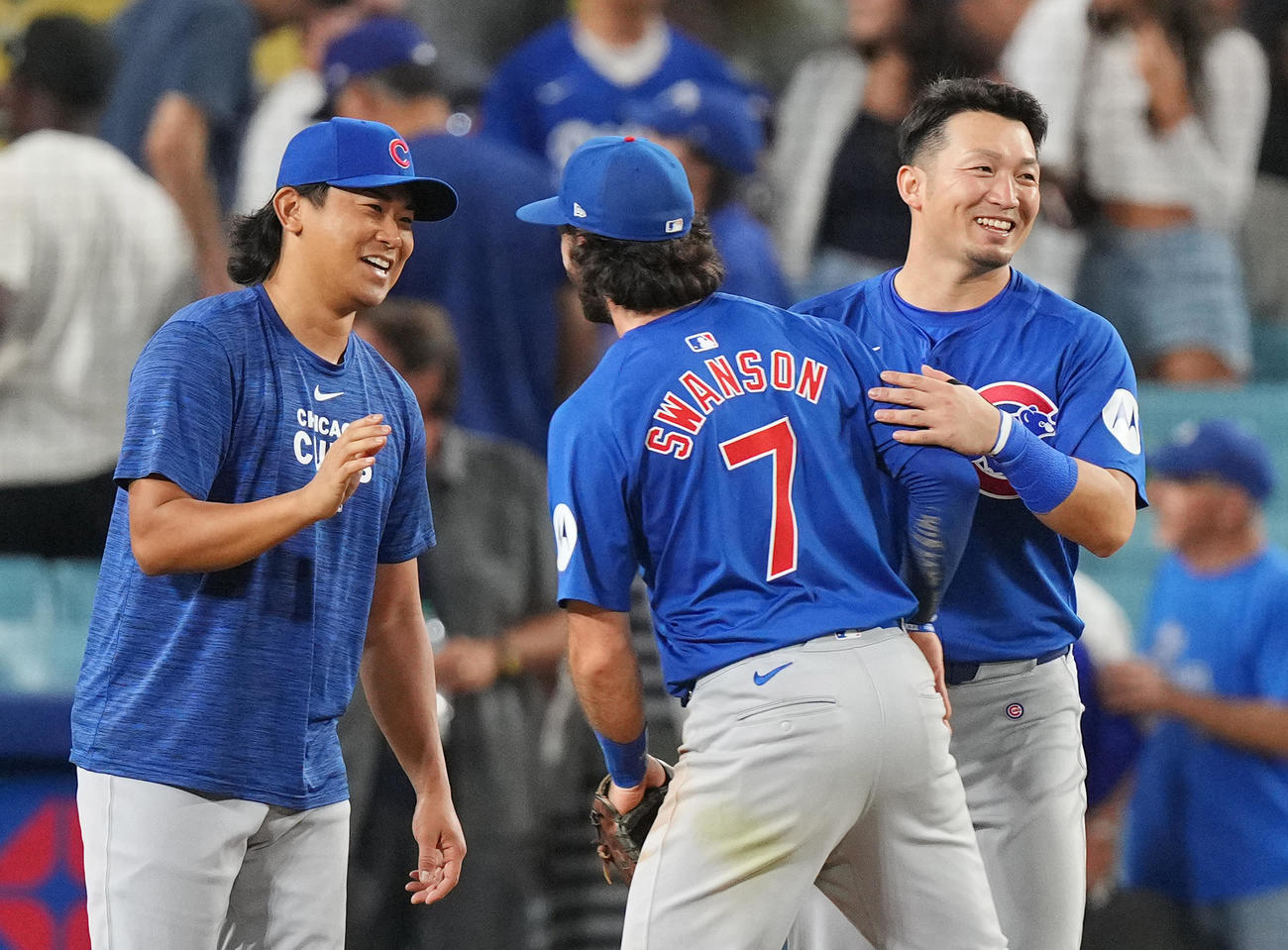 ドジャース対カブス　ドジャースに勝利し、笑顔でナインとタッチをするカブス今永（左）と鈴木（撮影・菅敏）