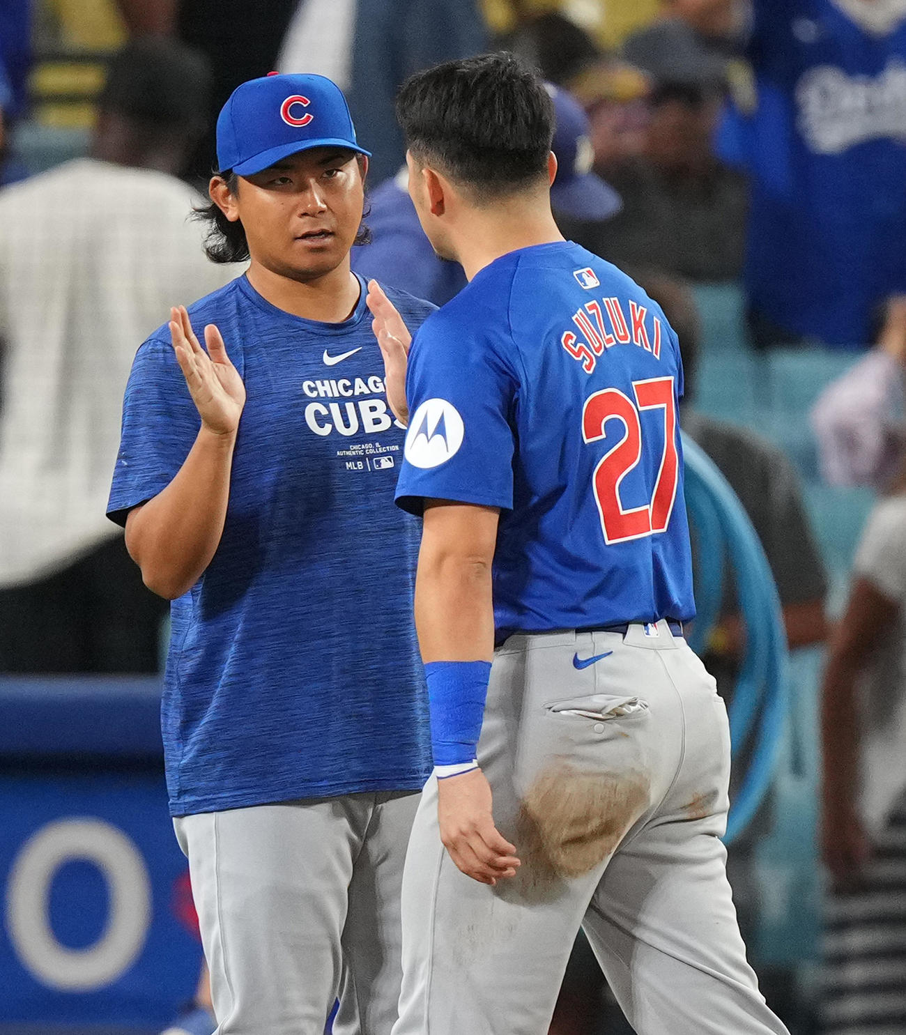 ドジャース対カブス　ドジャースに勝利し、鈴木（右）とタッチをするカブス今永（撮影・菅敏）