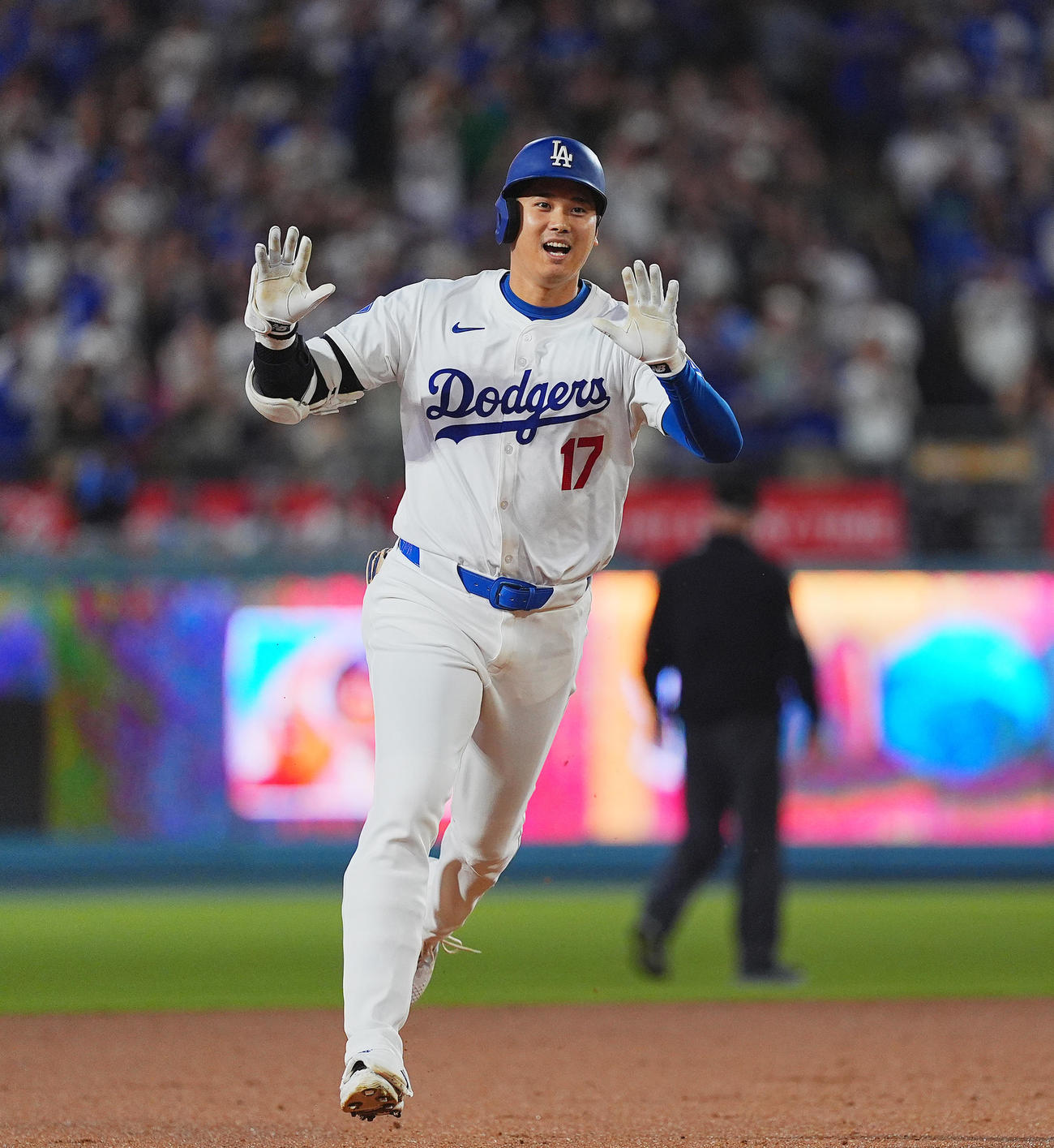 ドジャース対カブス　1回裏ドジャース無死、右中間に47号ソロ本塁打を放ち、ベンチに向かってポーズをとる大谷（撮影・菅敏）
