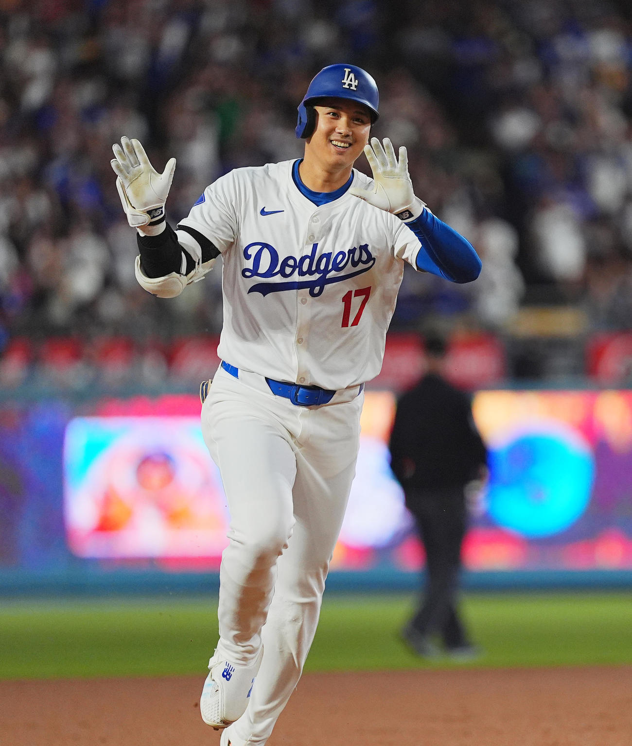 ドジャース対カブス　1回裏ドジャース無死、右中間に47号ソロ本塁打を放ち、ベンチに向かってポーズをとる大谷（撮影・菅敏）