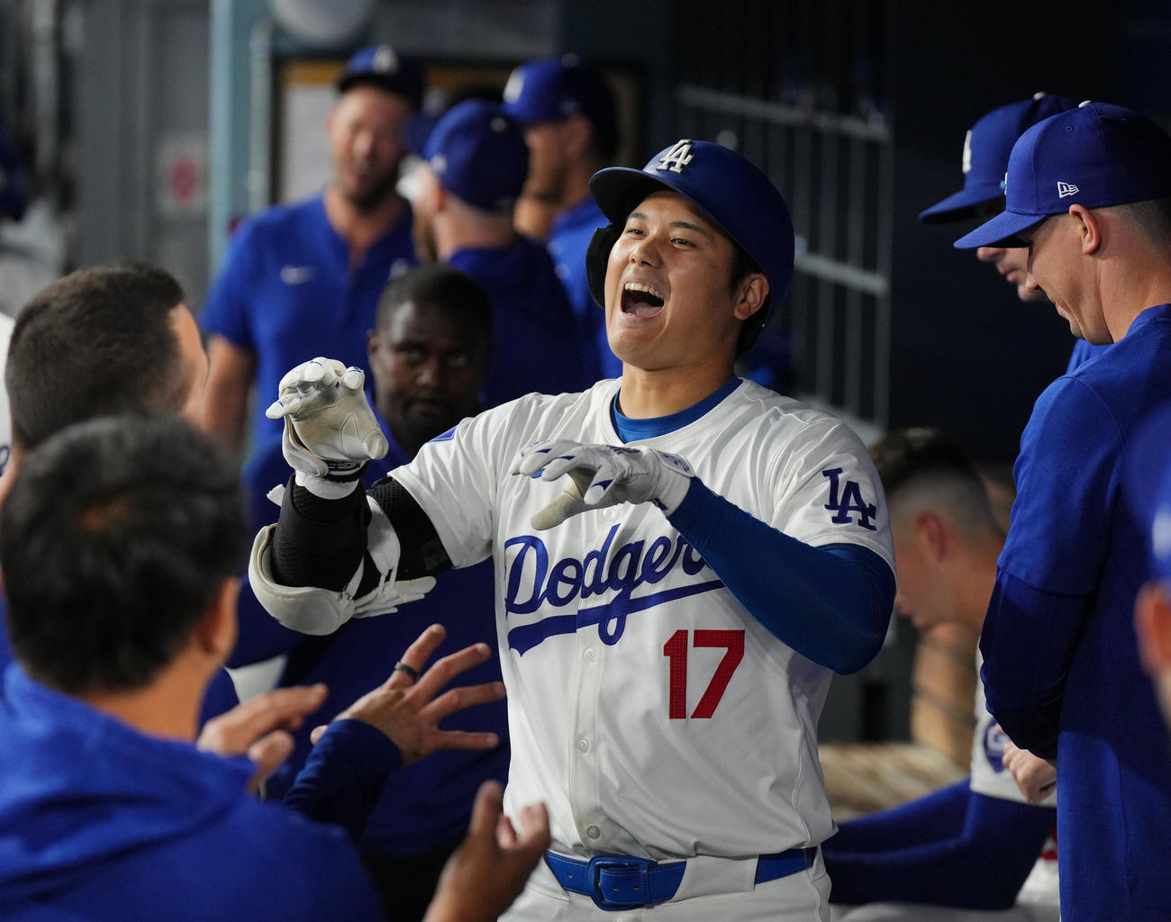 ドジャース対カブス　1回裏ドジャース無死、右中間に47号ソロ本塁打を放ち、ベンチでポーズをとる大谷（撮影・菅敏）
