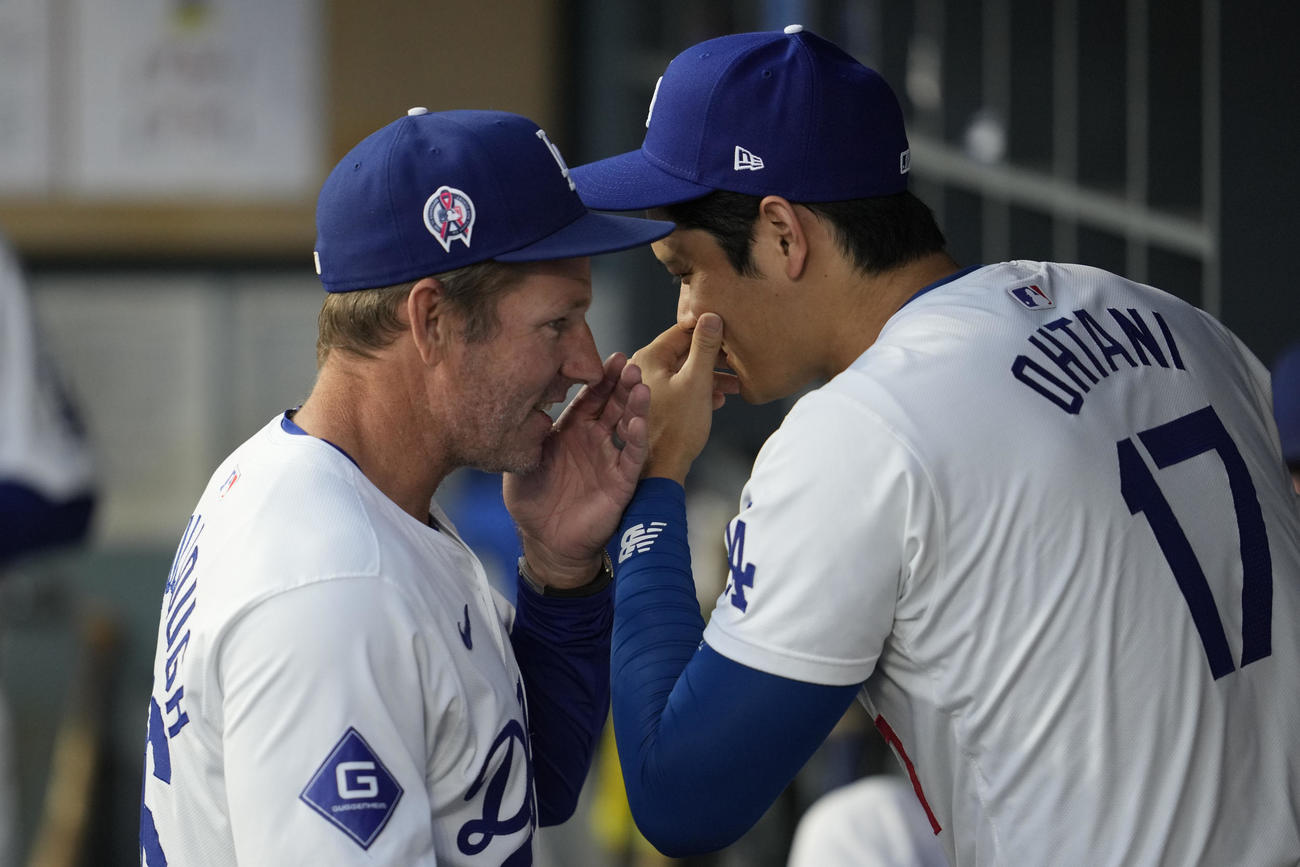 ドジャース大谷翔平はカブス戦の試合前に、ダッグアウトで一塁コーチのクレイトン・マカロー（左）と話す（AP）