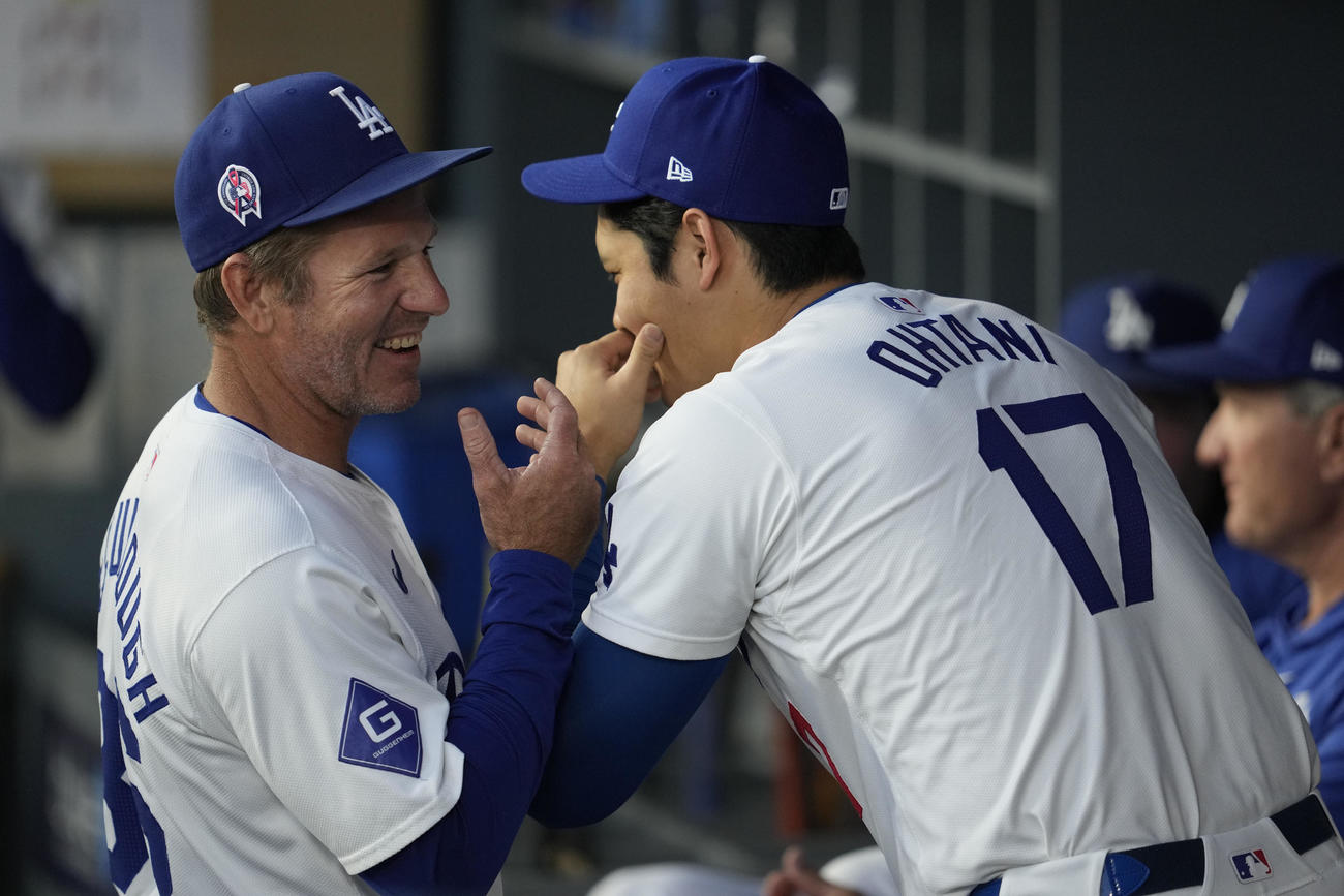 ドジャース大谷翔平はカブス戦の試合前に、ダッグアウトで一塁コーチのクレイトン・マカロー（左）と話す（AP）