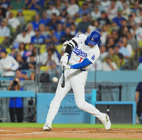 ドジャース対カブス　1回裏ドジャース無死、右中間に47号ソロ本塁打を放つ大谷翔平（撮影・菅敏）