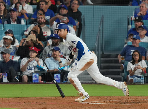 ドジャース対カブス　3回裏ドジャース2死二、三塁、中2点適時打を放つ大谷（撮影・菅敏）