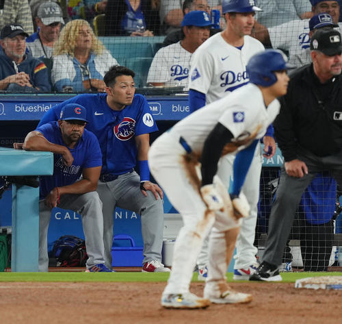 ドジャース対カブス　3回裏ドジャース2死二、三塁、中2点適時打を放った大谷（手前）を前にする鈴木（左から2人目）（撮影・菅敏）