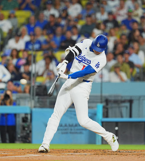 ドジャース対カブス　1回裏ドジャース無死、右中間に47号ソロ本塁打を放つ大谷（撮影・菅敏）