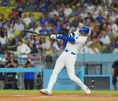 ドジャース対カブス　1回裏ドジャース無死、右中間に47号ソロ本塁打を放つ大谷（撮影・菅敏）