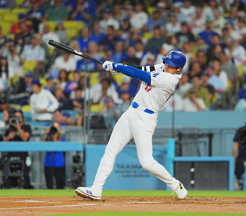 ドジャース対カブス　1回裏ドジャース無死、右中間に47号ソロ本塁打を放つ大谷（撮影・菅敏）