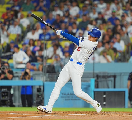 ドジャース対カブス　1回裏ドジャース無死、右中間に47号ソロ本塁打を放つ大谷（撮影・菅敏）