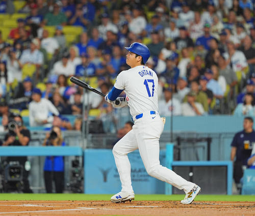ドジャース対カブス　1回裏ドジャース無死、右中間に47号ソロ本塁打を放つ大谷（撮影・菅敏）