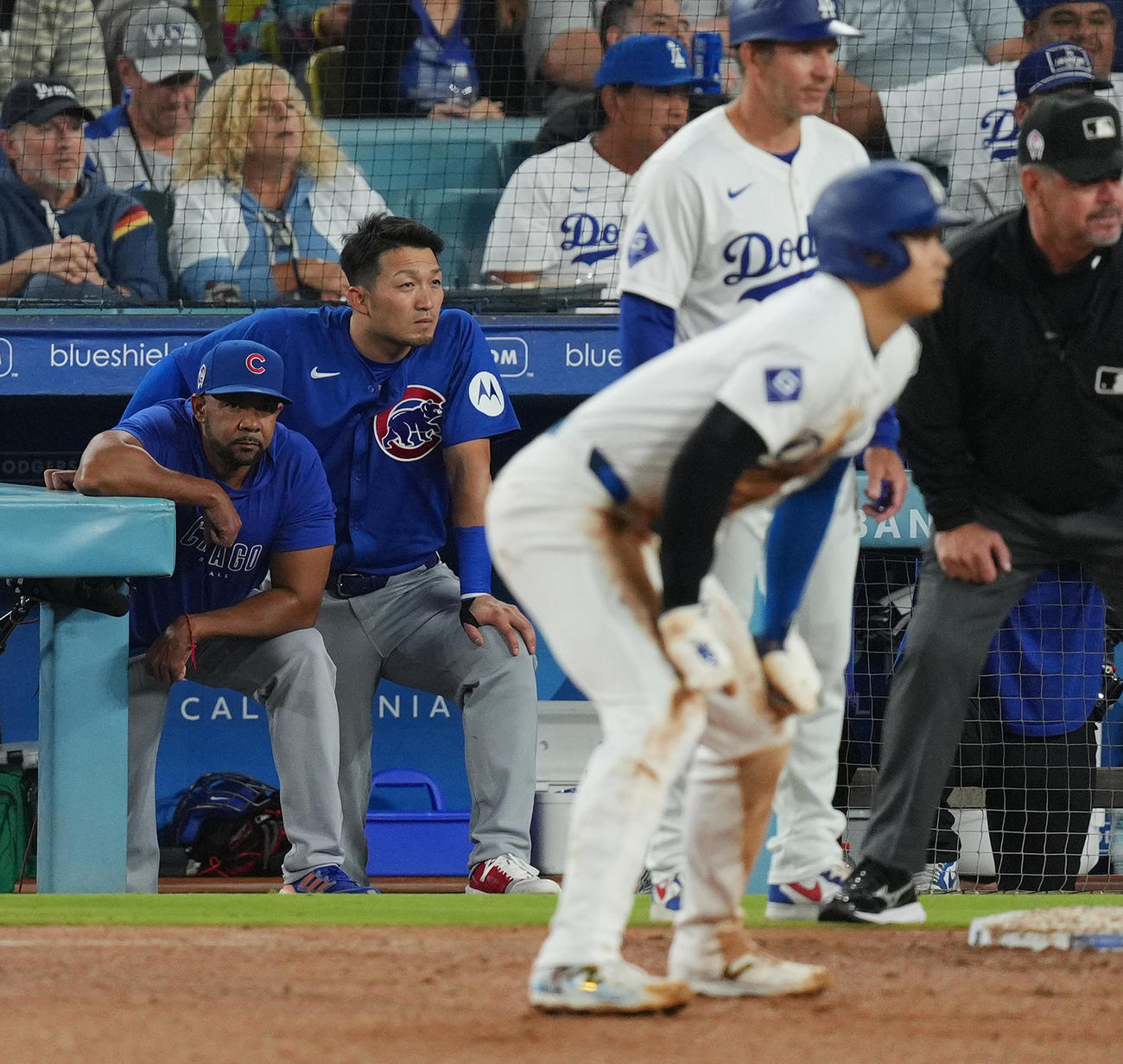 ドジャース対カブス　3回裏ドジャース2死二、三塁、中2点適時打を放った大谷（手前）を前にする鈴木（左から2人目）（撮影・菅敏）