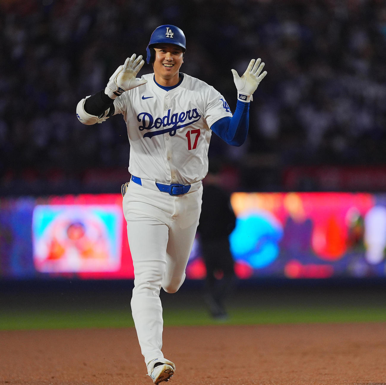 ドジャース対カブス　1回裏ドジャース無死、右中間に47号ソロ本塁打を放ち、ベンチに向かってポーズをとる大谷（撮影・菅敏）