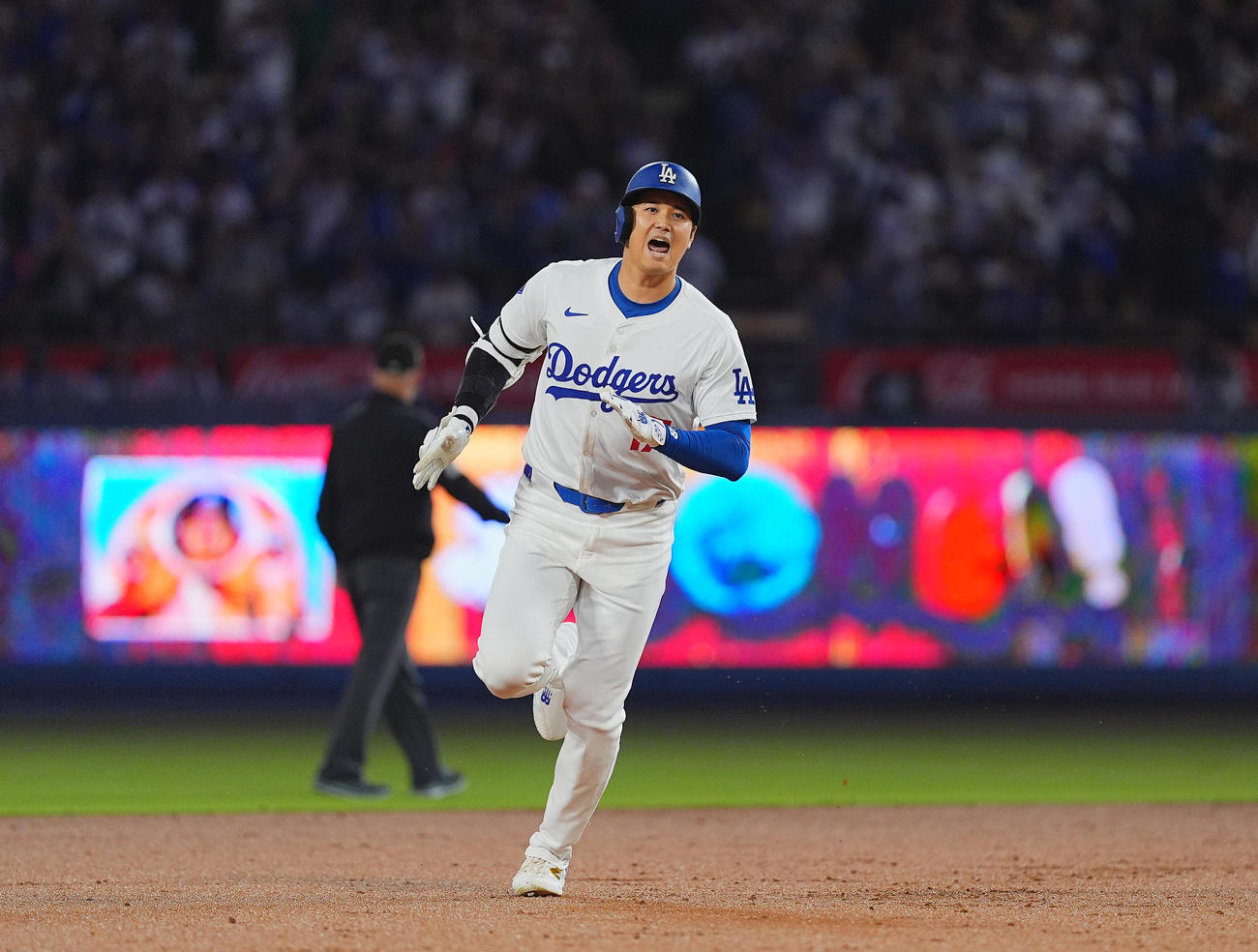 ドジャース対カブス　1回裏ドジャース無死、右中間に47号ソロ本塁打を放ち、声を上げながらダイヤモンドを回る大谷（撮影・菅敏）