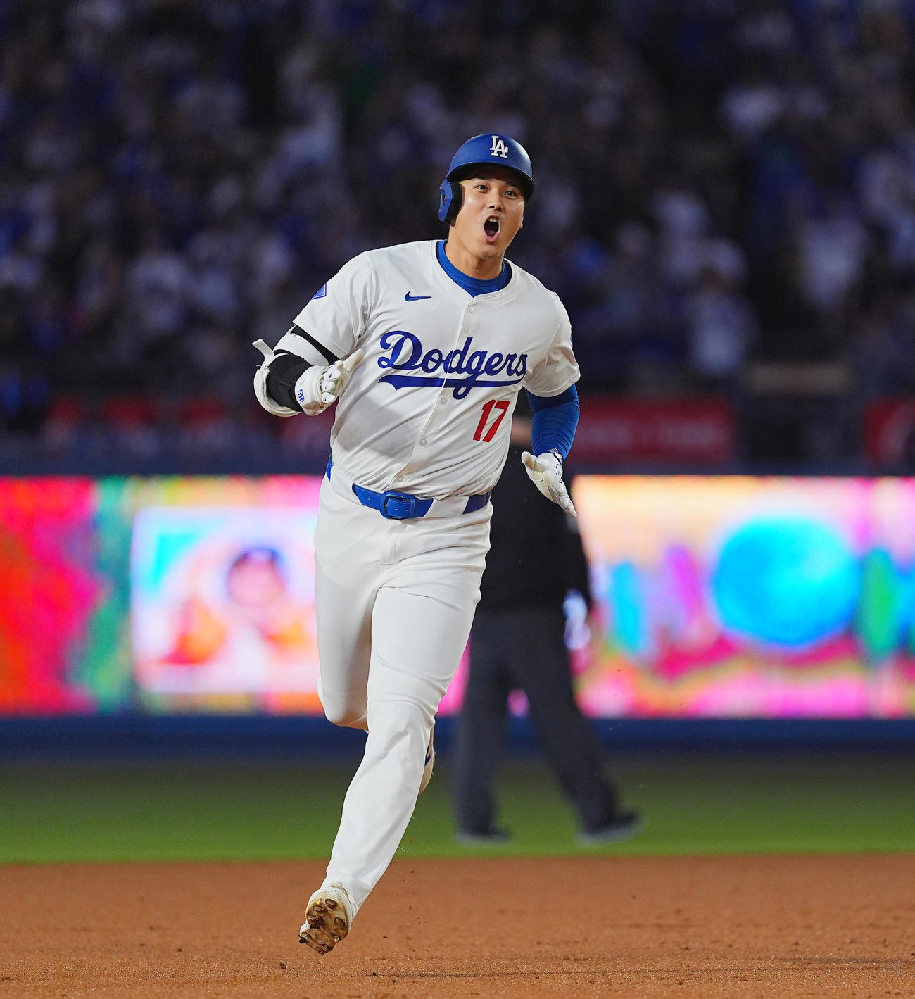 ドジャース対カブス　1回裏ドジャース無死、右中間に47号ソロ本塁打を放ち、声を上げながらダイヤモンドを回る大谷（撮影・菅敏）
