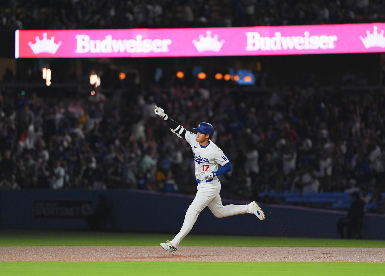 ドジャース対カブス　1回裏ドジャース無死、右中間に47号ソロ本塁打を放ち、右手を突き上げる大谷（撮影・菅敏）