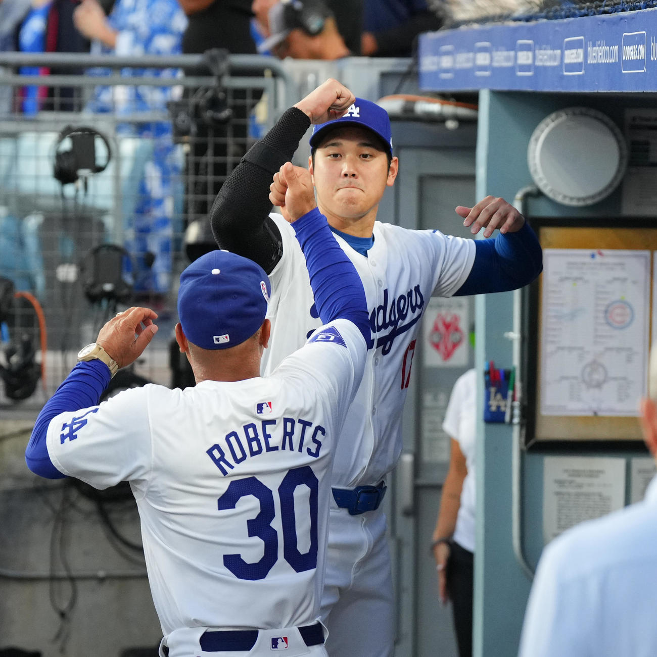 ドジャース対カブス　試合前、デーブ・ロバーツ監督（左）とタッチをするドジャース大谷（撮影・菅敏）