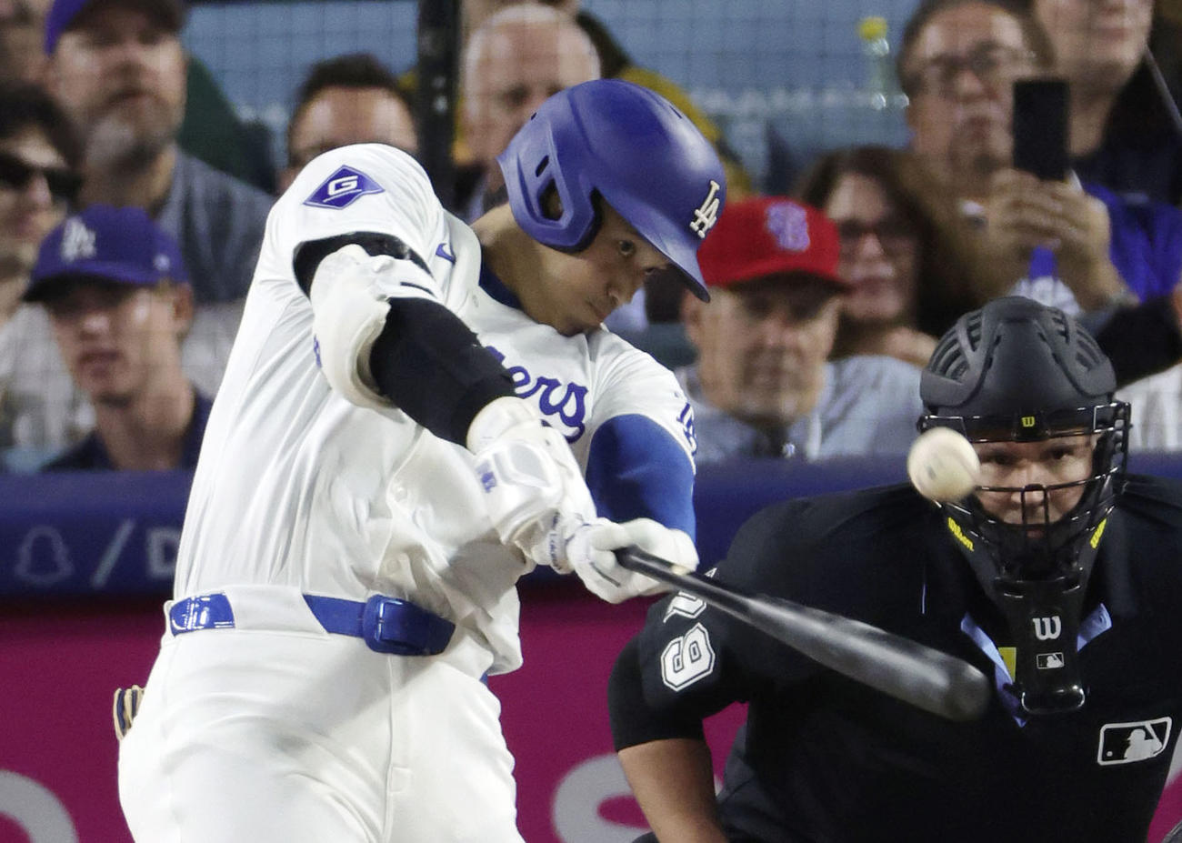 47号ソロを放つドジャース・大谷翔平。本塁打のシーズン自己最多記録を更新した＝11日、ロサンゼルス（共同）