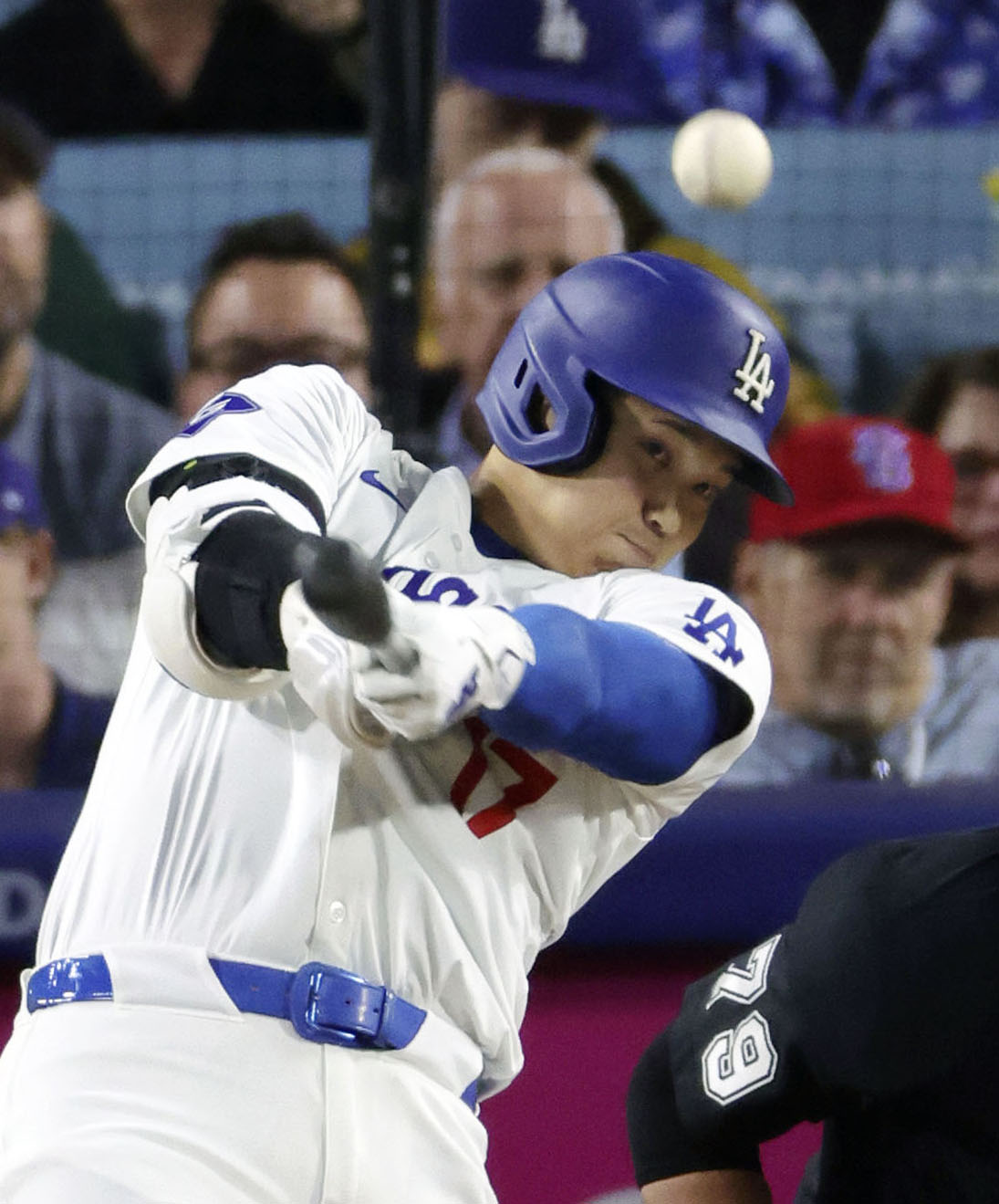 47号ソロを放つドジャース・大谷翔平。本塁打のシーズン自己最多記録を更新した＝11日、ロサンゼルス（共同）