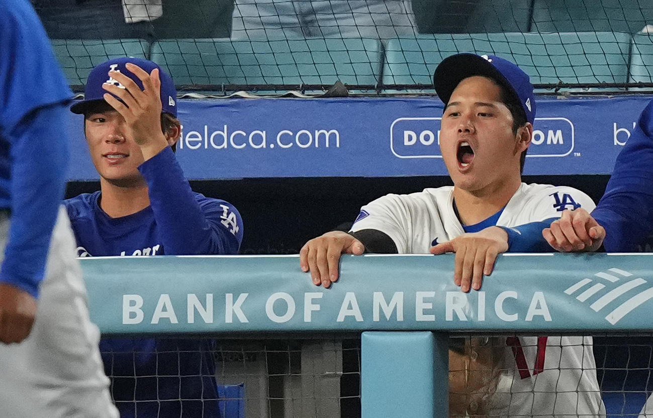 ドジャース対カブス　カブスに勝利し、声を上げて喜ぶドジャース大谷（右）と山本（撮影・菅敏）