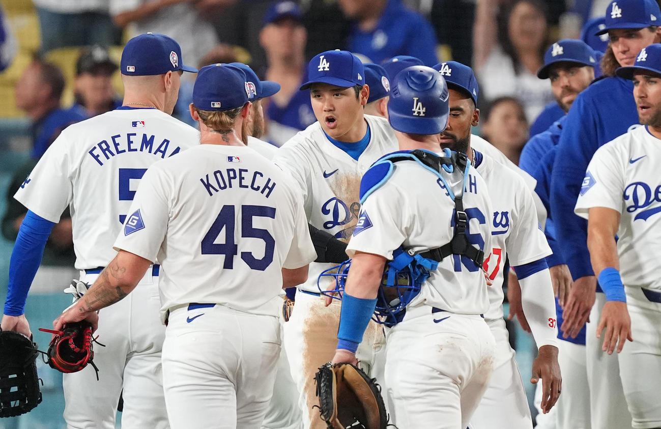 ドジャース対カブス　カブスに勝利し、ナインとタッチをするドジャース大谷（中央）（撮影・菅敏）