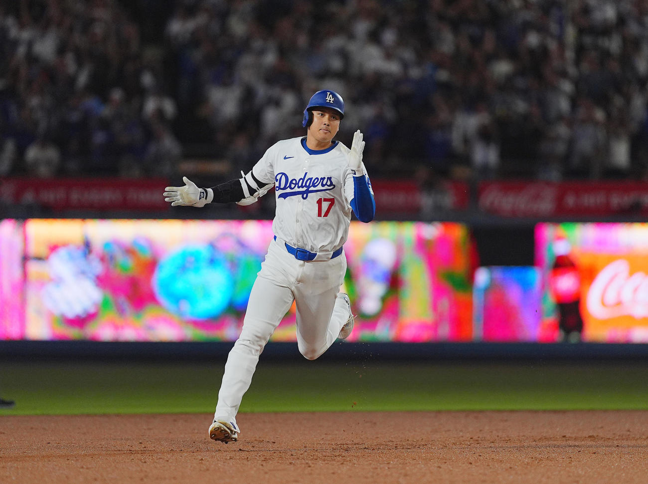 ドジャース対カブス　1回裏ドジャース無死、右中間に47号ソロ本塁打を放ち、ダイヤモンドを回る大谷（撮影・菅敏）