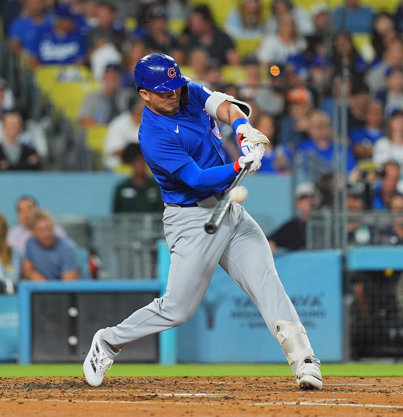 ドジャース対カブス　3回表カブス1死、右越えにソロ本塁打を放つ鈴木（撮影・菅敏）