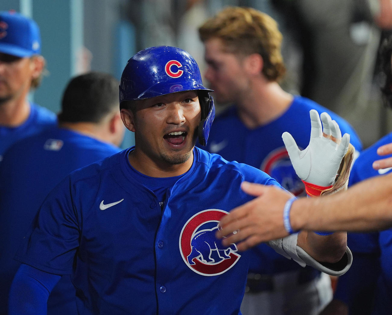ドジャース対カブス　3回表カブス1死、右越えにソロ本塁打を放ち、ナインに迎えられる鈴木（撮影・菅敏）