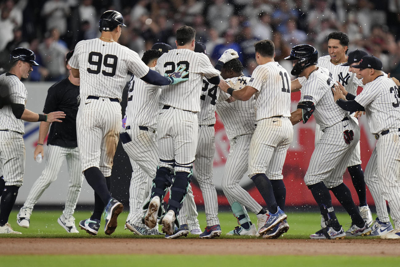 サヨナラ勝利で喜ぶジャッジ（背番号99）らヤンキースの選手たち（AP）