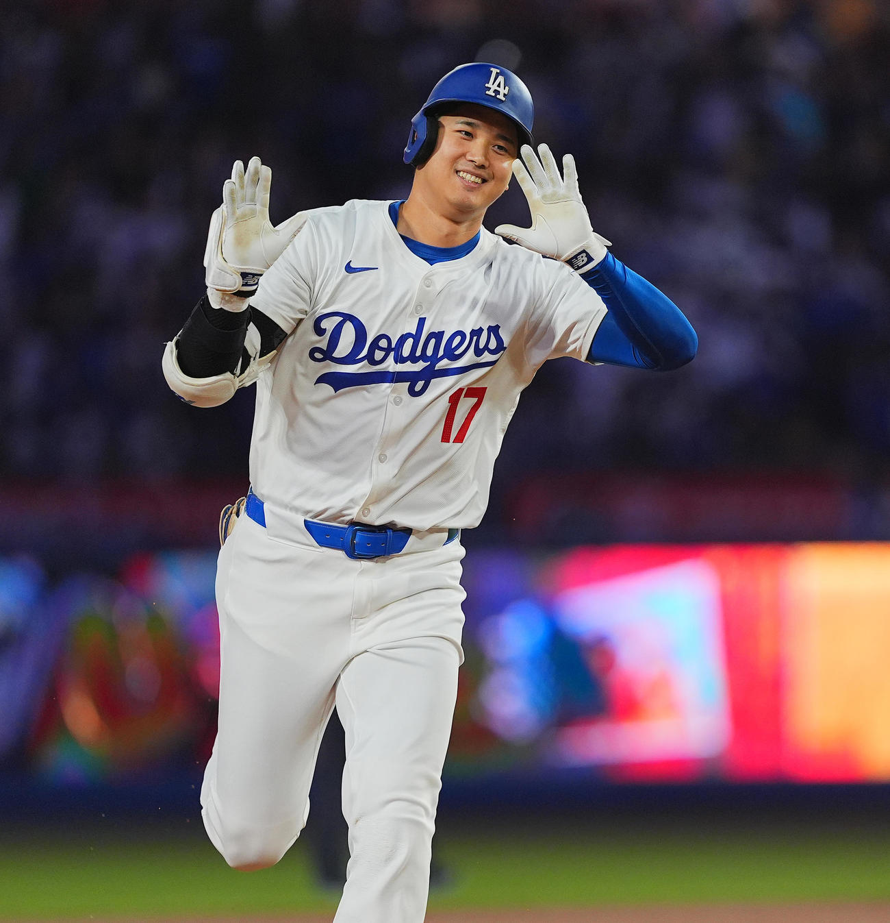 ドジャース対カブス　1回裏ドジャース無死、右中間に47号ソロ本塁打を放ち、ベンチに向かってポーズをとる大谷（撮影・菅敏）