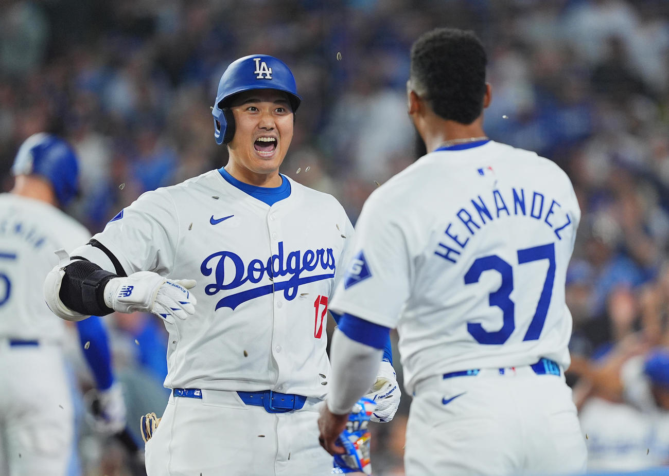 ドジャース対カブス　1回裏ドジャース無死、右中間に47号ソロ本塁打を放ち、T・ヘルナンデス（右）に迎えられる大谷（撮影・菅敏）