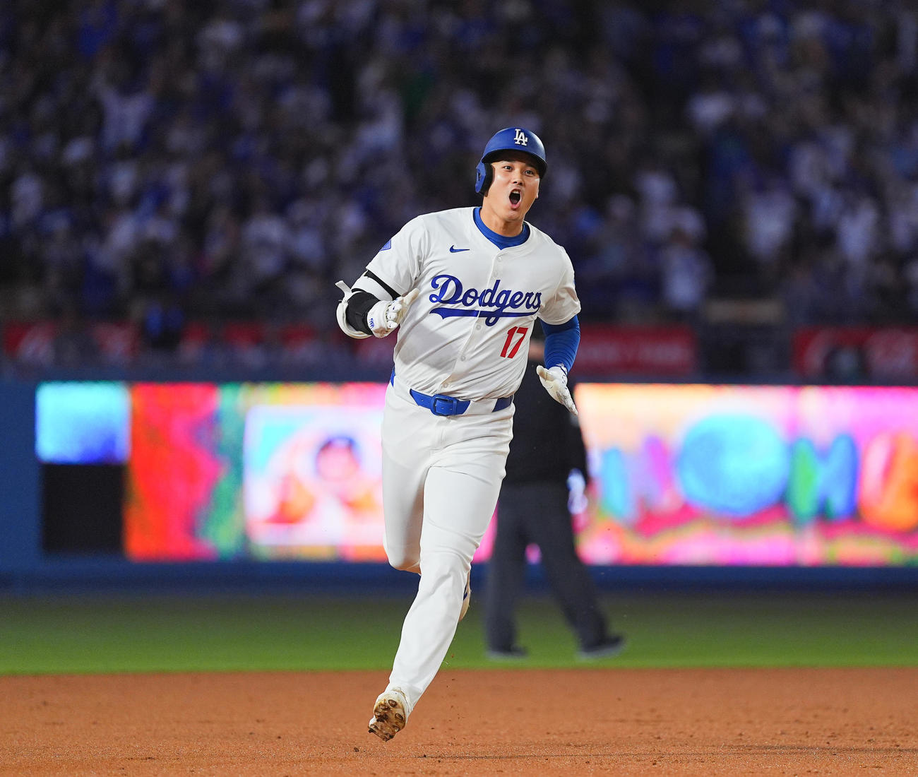 ドジャース対カブス　1回裏ドジャース無死、右中間に47号ソロ本塁打を放ち、声を上げる大谷（撮影・菅敏）