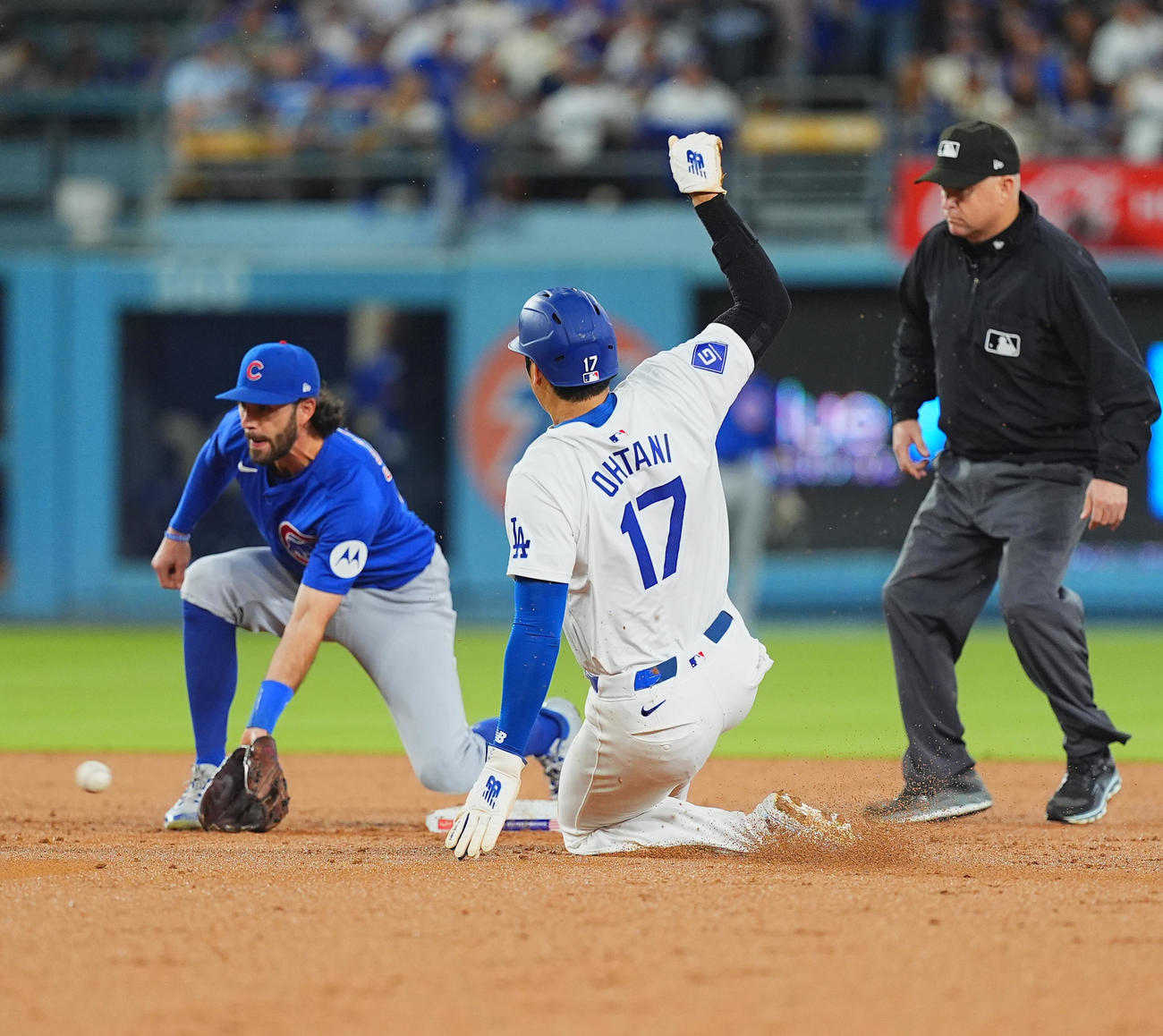 ドジャース対カブス　2回裏ドジャース1死一塁、打者フリーマンの時、二塁盗塁を決める大谷（撮影・菅敏）