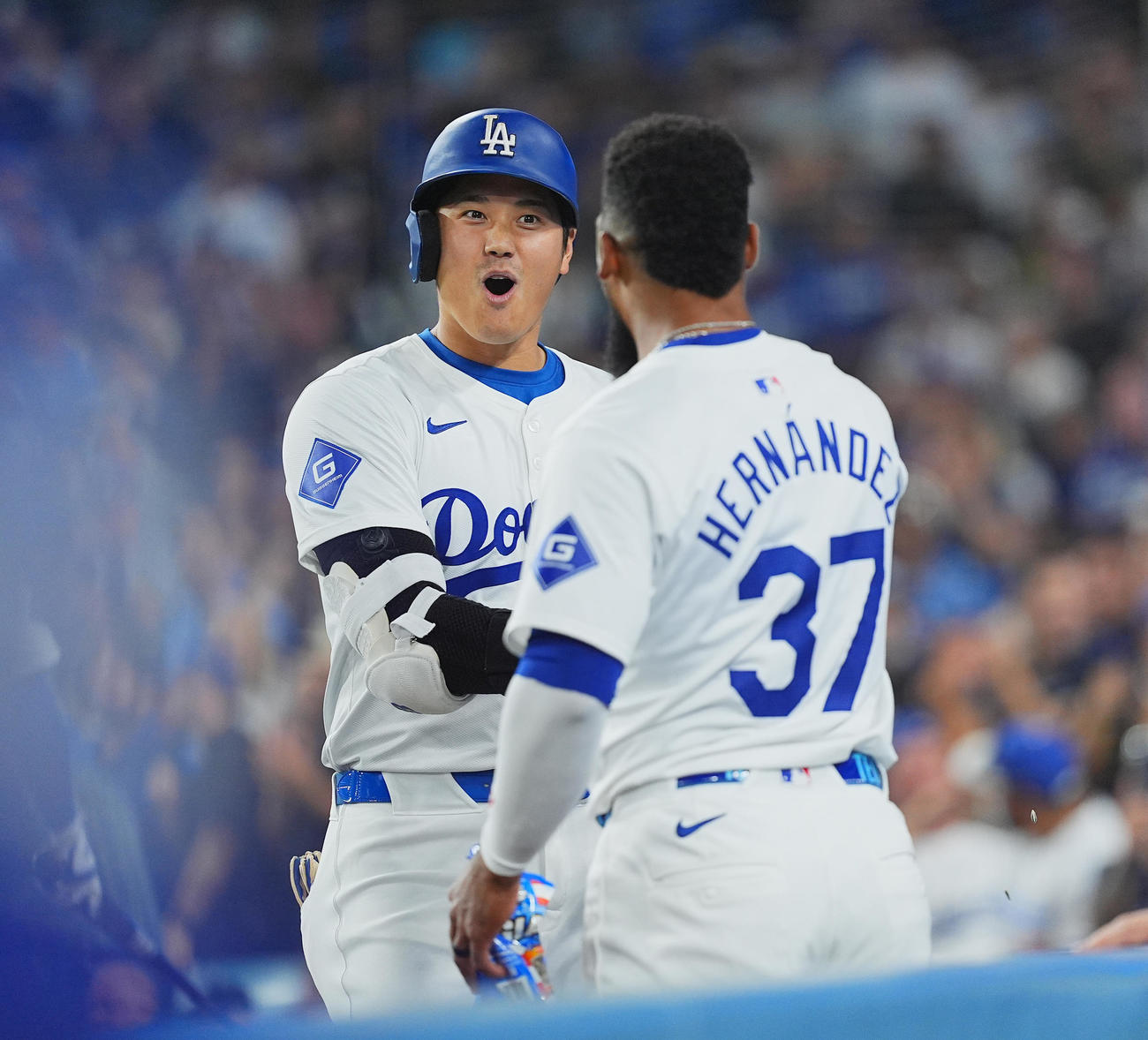 ドジャース対カブス　1回裏ドジャース無死、右中間に47号ソロ本塁打を放ち、T・ヘルナンデス（右）に迎えられる大谷（撮影・菅敏）