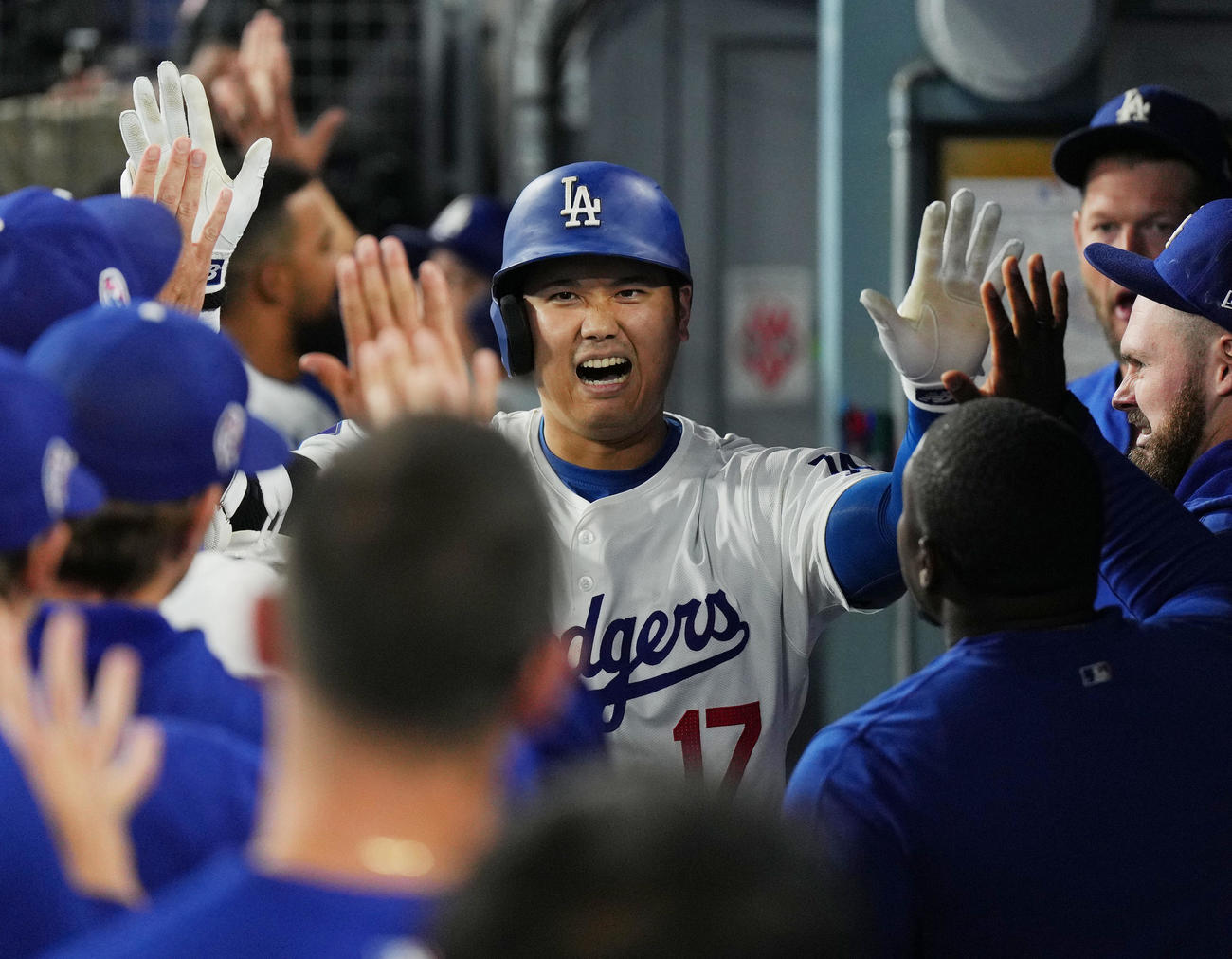 ドジャース対カブス　1回裏ドジャース無死、右中間に47号ソロ本塁打を放ち、ナインにタッチで迎えられる大谷（撮影・菅敏）