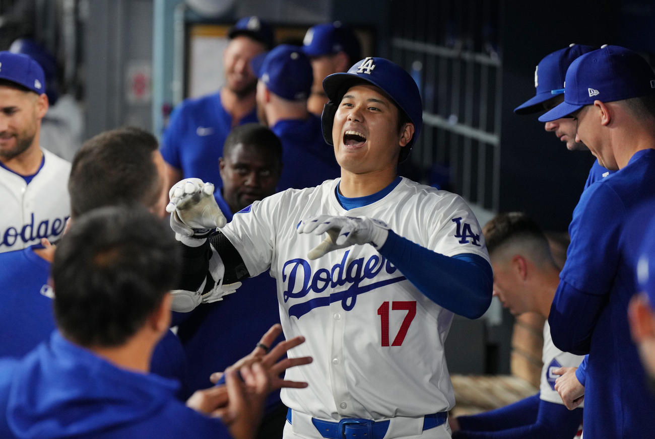 ドジャース対カブス　1回裏ドジャース無死、右中間に47号ソロ本塁打を放ち、ベンチでポーズをとる大谷（撮影・菅敏）