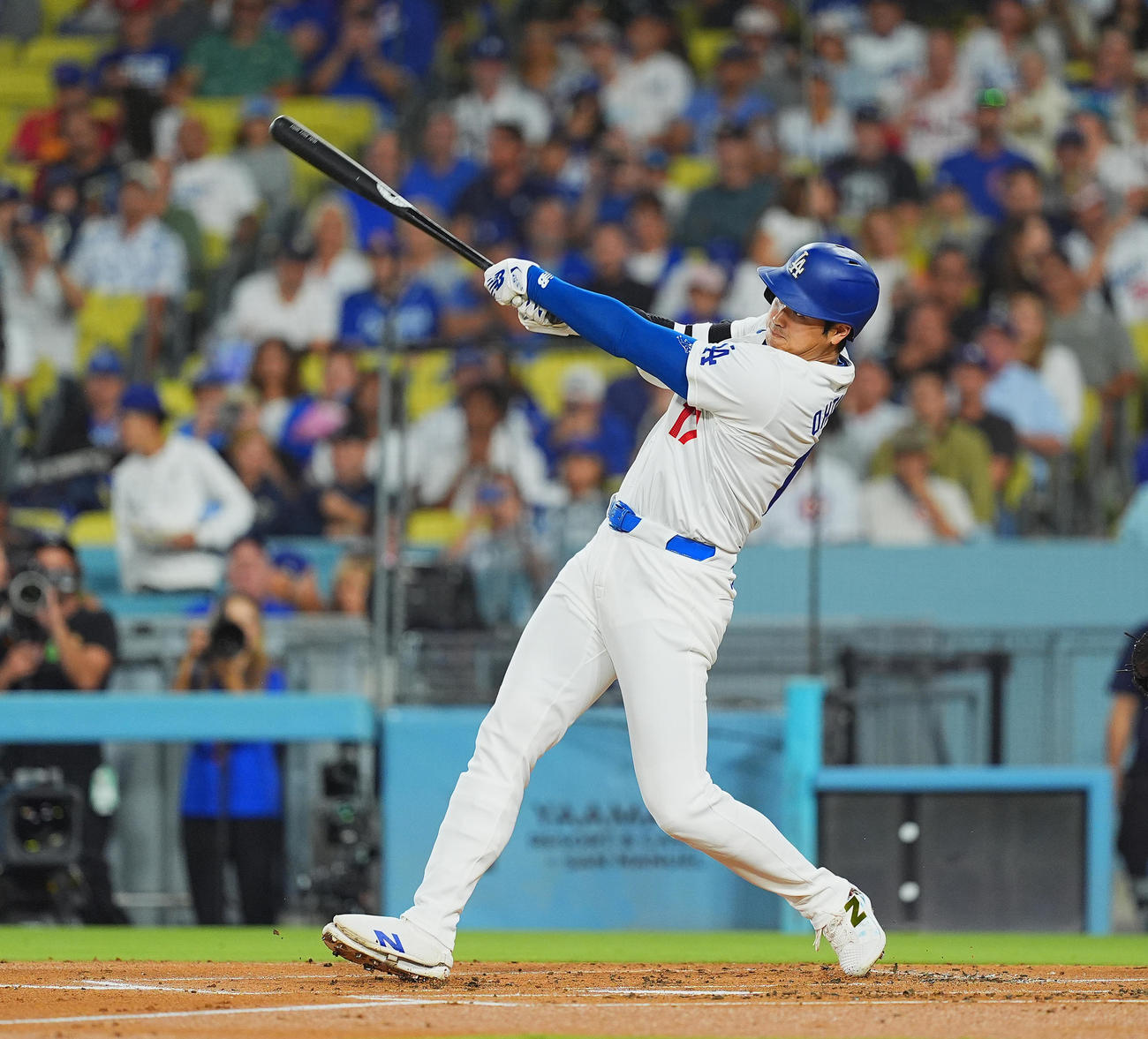 ドジャース対カブス　1回裏ドジャース無死、右中間に47号ソロ本塁打を放つ大谷（撮影・菅敏）