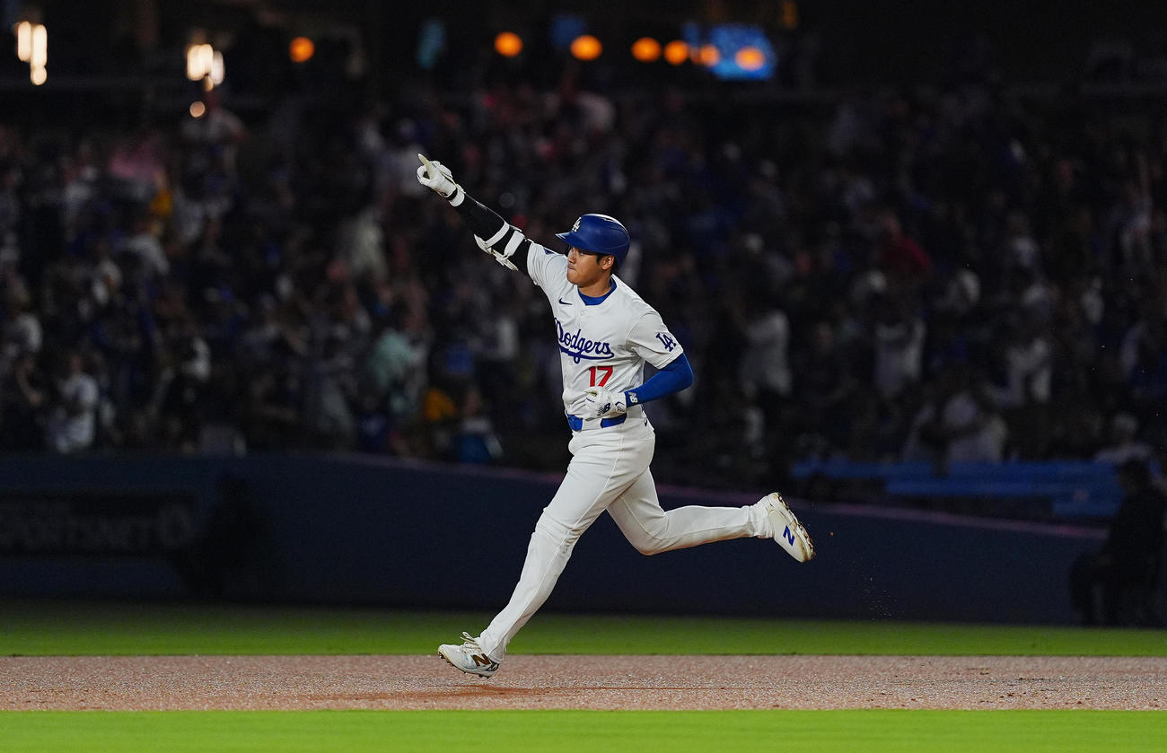 ドジャース対カブス　1回裏ドジャース無死、右中間に47号ソロ本塁打を放ち、右手を突き上げる大谷（撮影・菅敏）