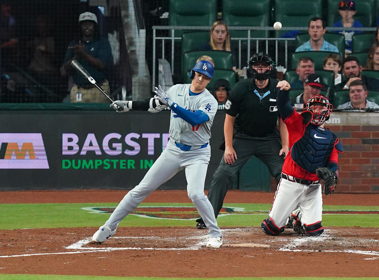 ブレーブス対ドジャース　3回表ドジャース1死、空振りの三振に倒れる大谷（撮影・菅敏）