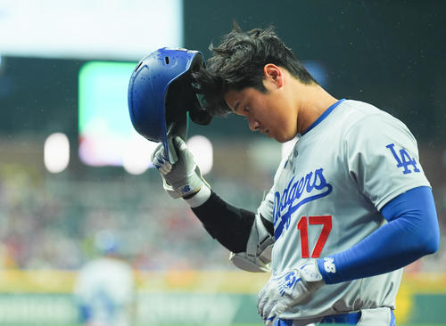 ブレーブス対ドジャース　5回表ドジャース1死、左飛に倒れ、ベンチに戻る大谷（撮影・菅敏）