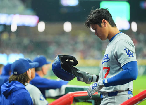 ブレーブス対ドジャース　5回表ドジャース1死、左飛に倒れ、ベンチに戻る大谷（撮影・菅敏）