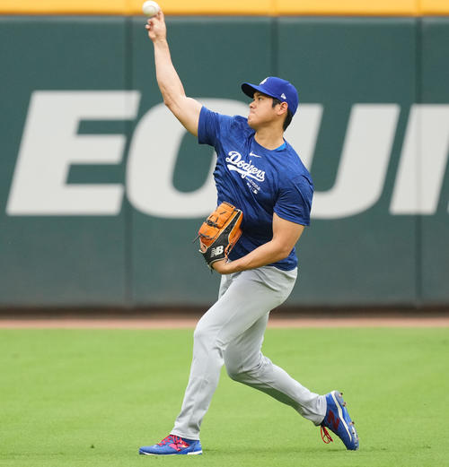 ブレーブス対ドジャース　試合前、キャッチボールをするドジャース大谷（撮影・菅敏）