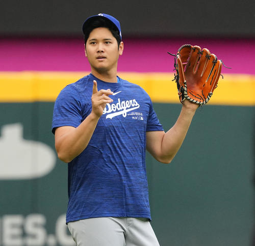 ブレーブス対ドジャース　試合前、キャッチボールをするドジャース大谷（撮影・菅敏）