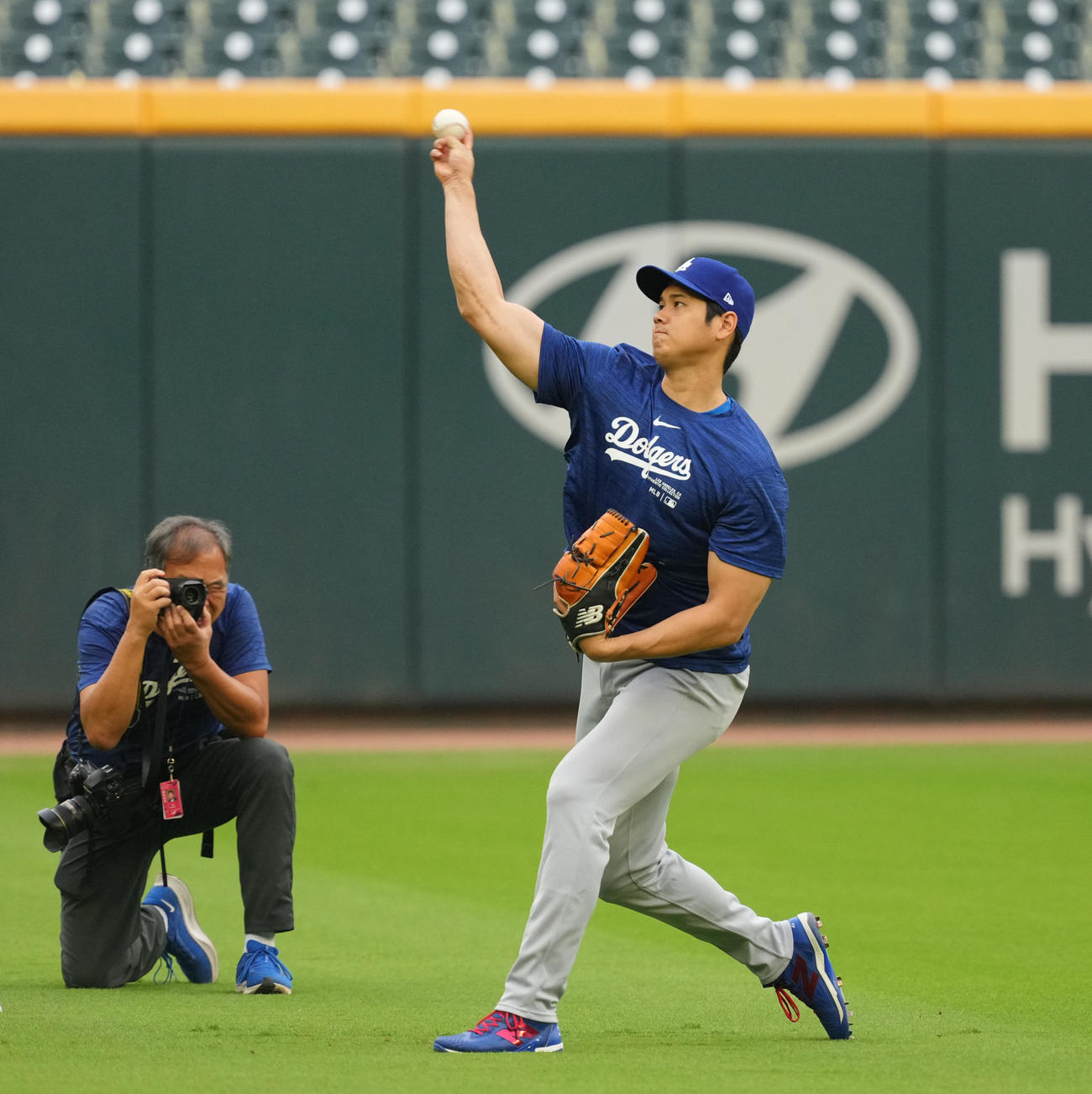ブレーブス対ドジャース　試合前、キャッチボールをするドジャース大谷（撮影・菅敏）