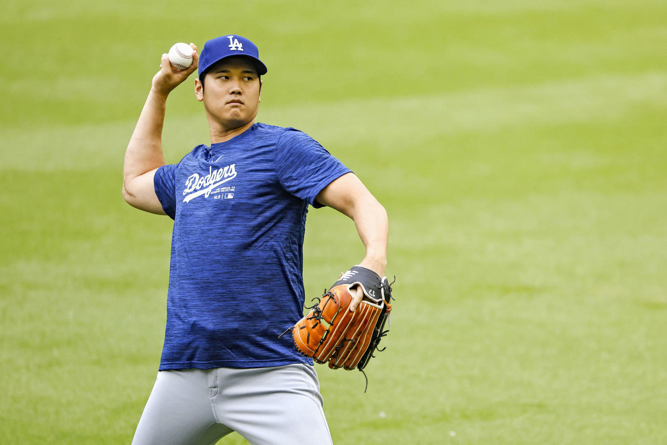 ブレーブス戦前にキャッチボールするドジャース・大谷＝アトランタ（共同）