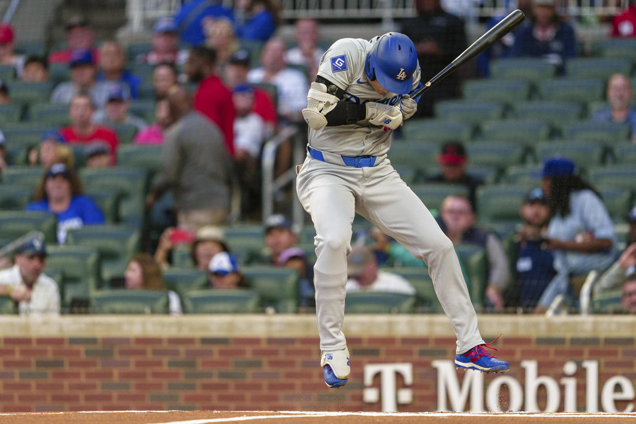ドジャース大谷翔平がブレーブス戦の第一打席、きわどい投球を避けてジャンプした（AP)
