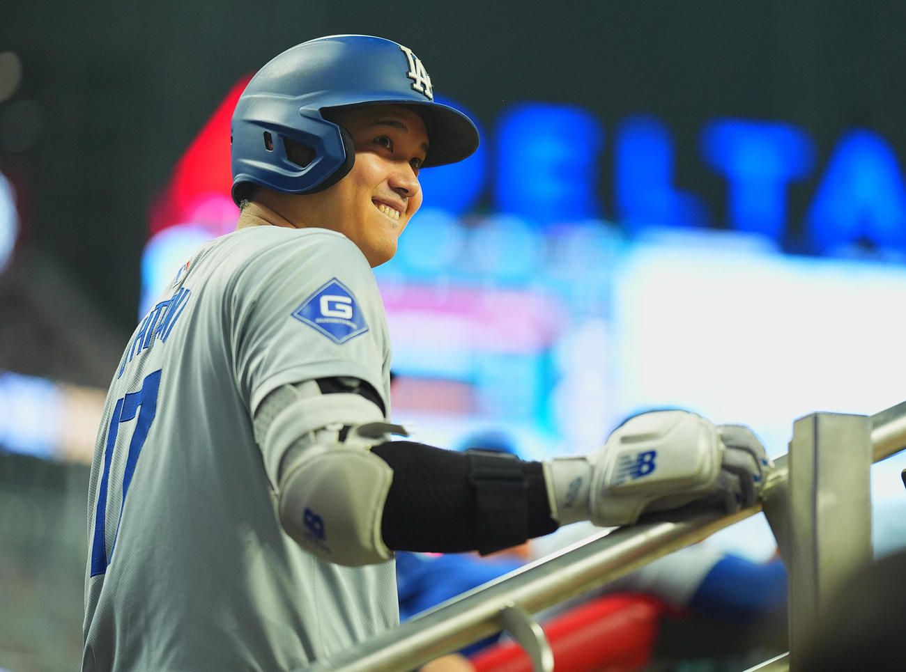 ブレーブス対ドジャース　ベンチで打席を待つ大谷（撮影・菅敏）