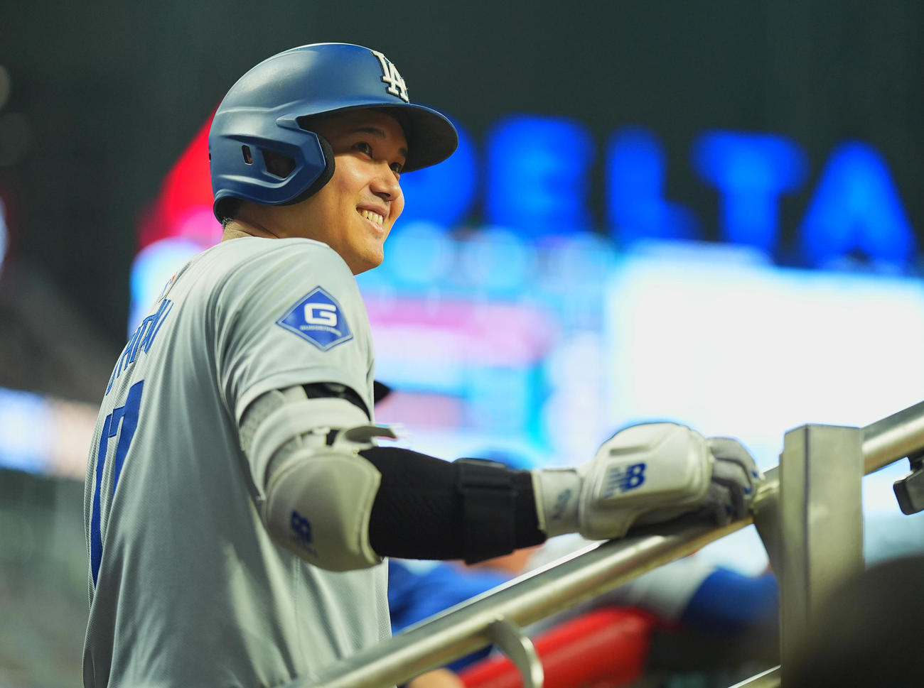 ブレーブス対ドジャース　ベンチで打席を待つ大谷（撮影・菅敏）
