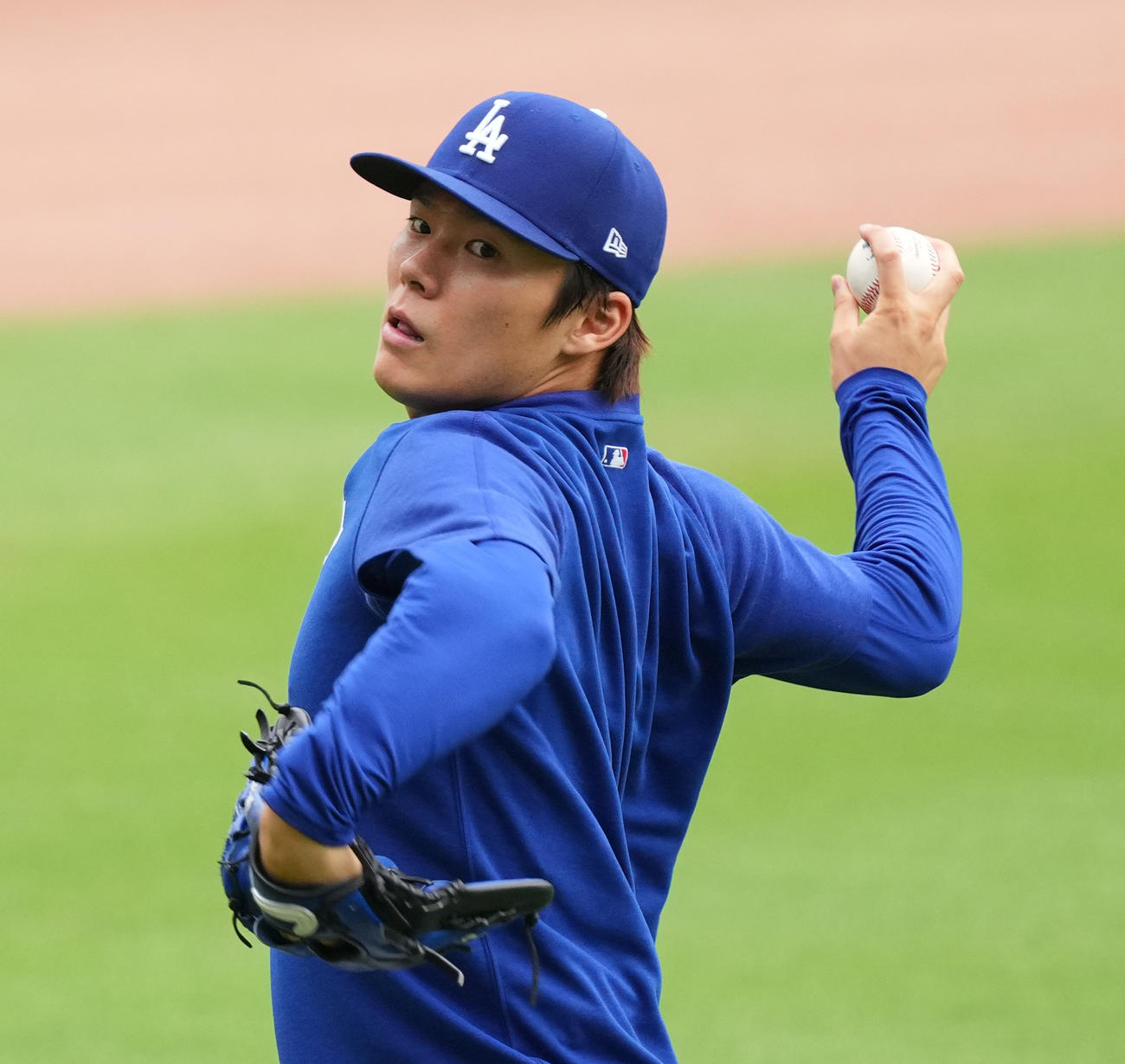 ブレーブス対ドジャース　試合前、キャッチボールをするドジャース山本（撮影・菅敏）